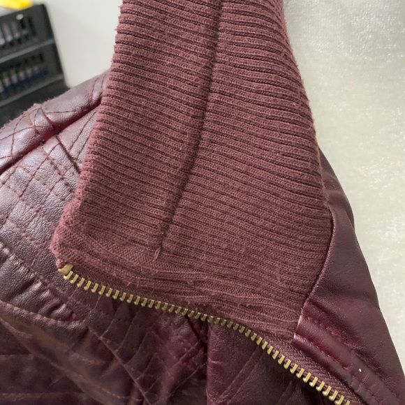 GUESS | Burgundy Faux Leather Quilted Jacket Small - Picture 8 of 13